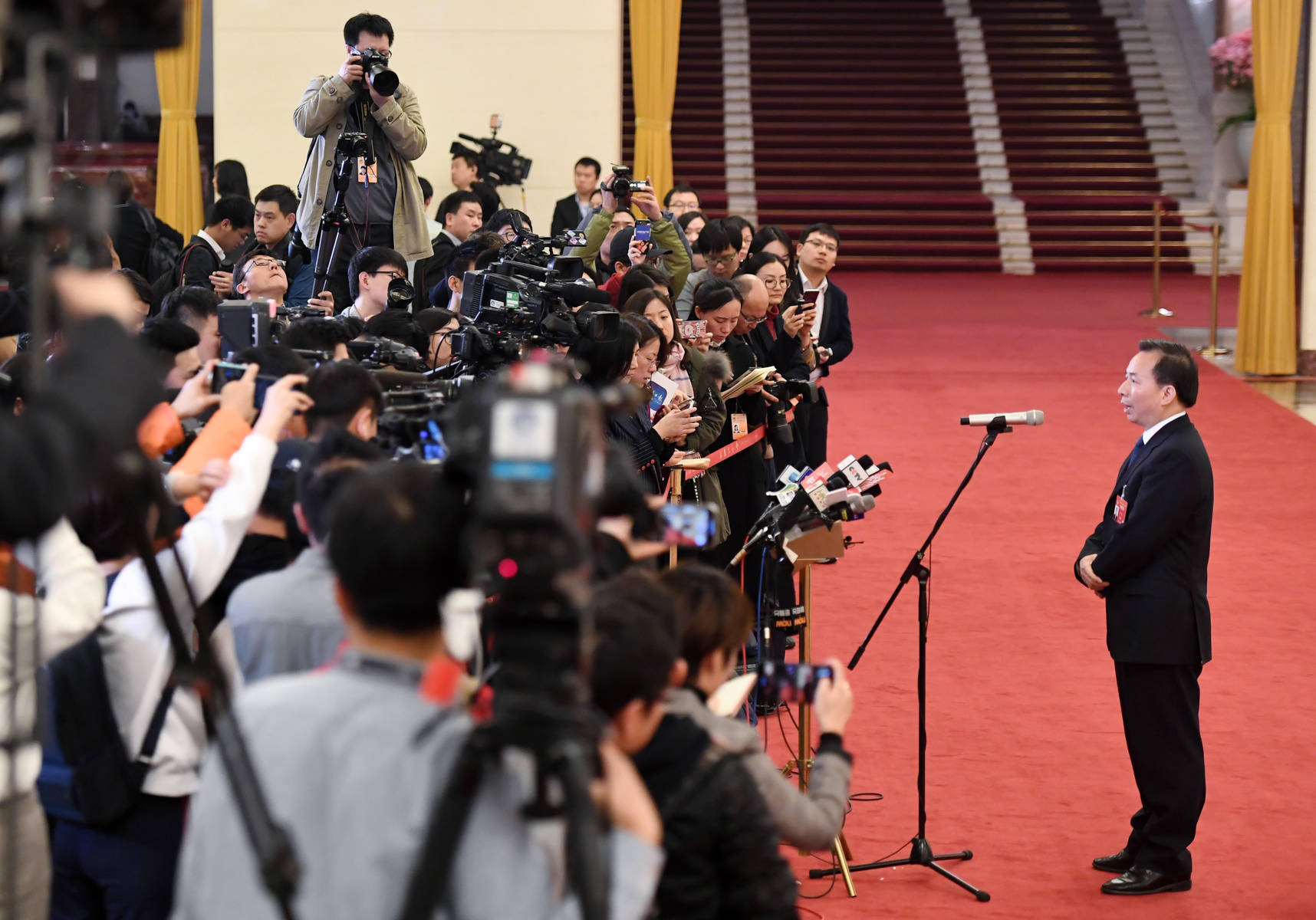 政府领导深度解读政策动向与民生关切，新闻采访独家报道