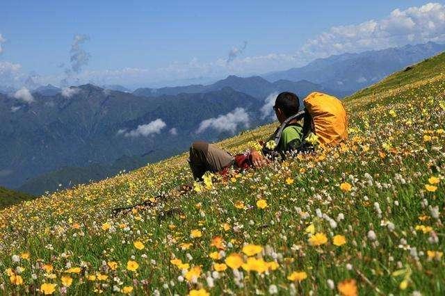 徒步入门装备科学搭配全解析，登山鞋、冲锋衣、背包与三层穿衣法